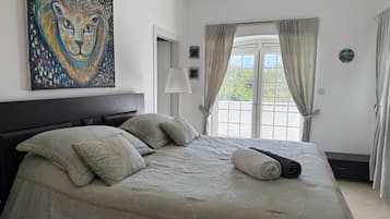 6 slaapkamers, een strijkplank/strijkijzer, wifi, beddengoed