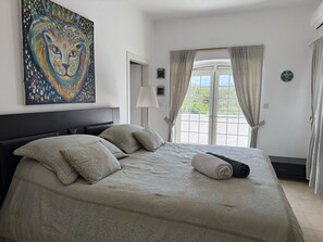 6 dormitorios, tabla de planchar con plancha, wifi y ropa de cama