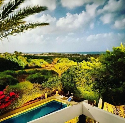 Miklat for 6/7, Family Villa By The Sea W Jacuzzi & Pool