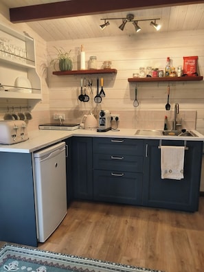 Kjøleskap, kaffetrakter/tekoker, vannkoker og brødrister