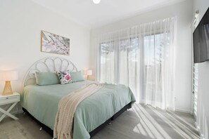 4 bedrooms, iron/ironing board, WiFi