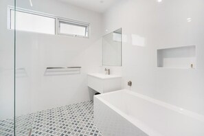 Bathtub - 5 Tabernacle Rd Encounter Bay-Electric CarCharging (Encounter Bay)