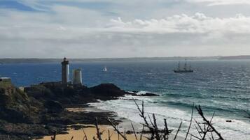 Chaises longues, serviettes de plage