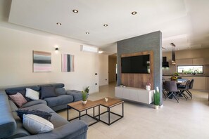 Télévision, lecteur de DVD, table de tennis de table