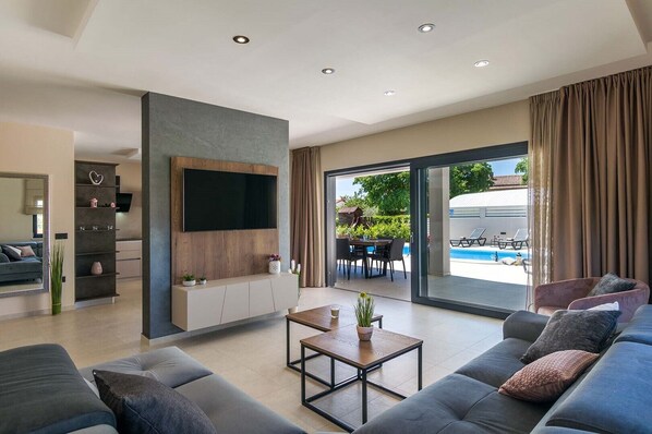 Télévision, lecteur de DVD, table de tennis de table