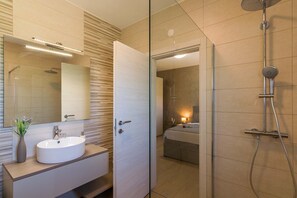 Badewanne, kostenlose Toilettenartikel, Haartrockner, Handtücher