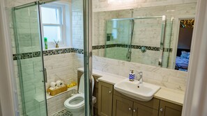 Appartement | Salle de bain | Douche, séchoir à cheveux, serviettes fournies
