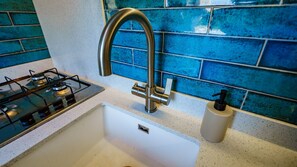 Appartement | Cuisine privée | Réfrigérateur, four à micro-ondes, un four, surface de cuisson