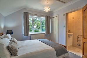 5 bedrooms, free WiFi, bed sheets - Gratton House (Whitestone)