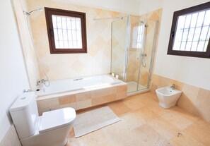 Panoramic Villa | Bathroom - El Capricho Villa Rural Caminito del Rey (Álora)