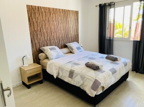 3 habitaciones, escritorio y tabla de planchar con plancha 