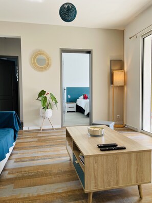 3 habitaciones, escritorio y tabla de planchar con plancha