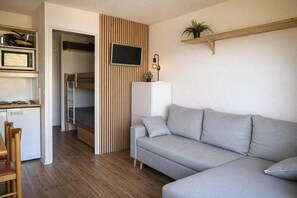 Living area - 100m from shops, 1st floor, view mountain, balcony, tv, 20m², Les Menuires (Les Menuires)