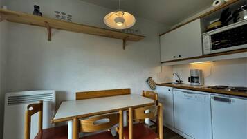 Køleskab, ovn, opvaskemaskine, kaffe-/temaskine