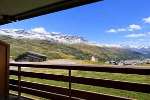 A mountain view with a wooden building and a small structure in the foreground. - 10m from ski slopes, 1st floor, view mountain, balcony, tv, 20m², Les Menuires (Les Menuires)
