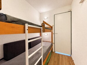 Room - 100m from shops, 1st floor, view mountain, balcony, tv, 20m², Les Menuires (Les Menuires)