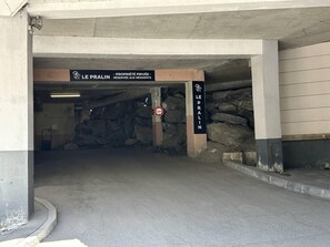 Einfahrt zu einer Tiefgarage mit Schild, das Privatgrundstück und Reservierung für Bewohner kennzeichnet.