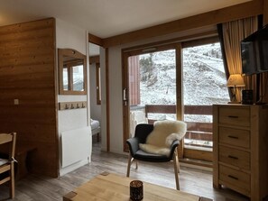 Interior - 130m from ski slopes, 8th floor, view ski slopes, balcony, parking, tv, ski locker, 33m² (Méribel - Les Allues)