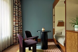 Suite (Sir Suite) | Living area | Flat-screen TV