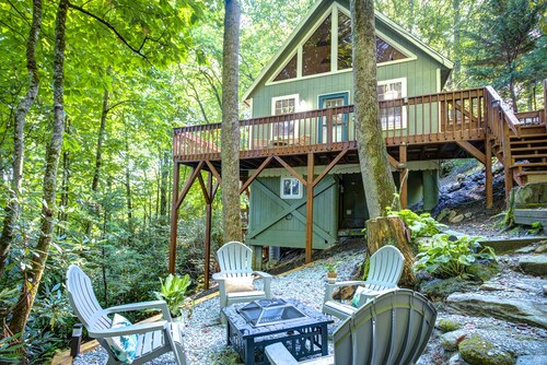 Visit #mytreetophideaway located in Banner Elk, NC, nestled high in the trees. 