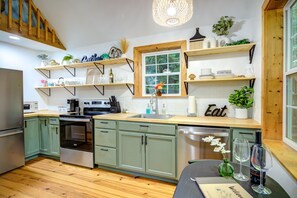 冷蔵庫、電子レンジ、オーブン、コンロ