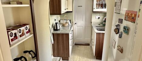 Kylskåp, mikrovågsugn, ugn och spishäll