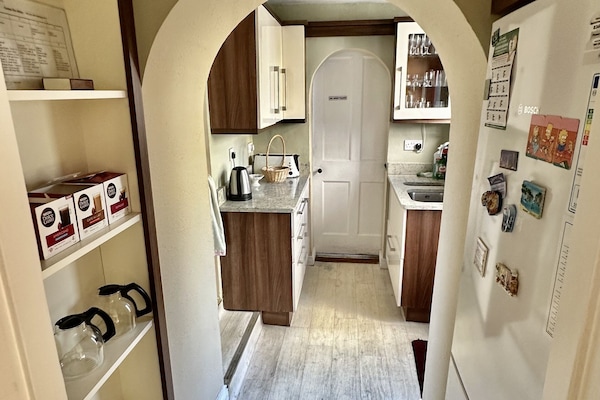 Kjøleskap, mikrobølgeovn, ovn og kokeplater