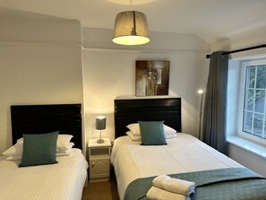 3 chambres, fer et planche à repasser, accès au Wi-Fi (inclus)