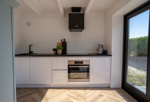 Frigorífico, microondas, horno y placa de cocina