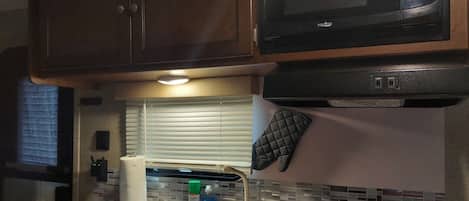Kühlschrank, Mikrowelle, Herdplatte, Wasserkocher mit Kaffee-/Teezubehör