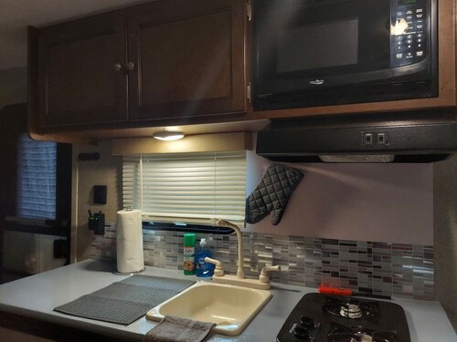 Mountain River RV Escape 12 min to downtown & Pet Friendly