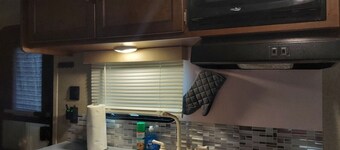 Mountain River RV Escape 12 min to downtown & Pet Friendly