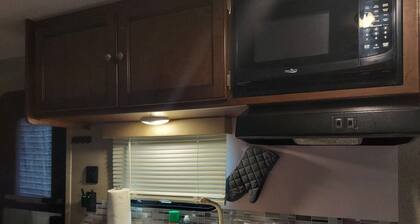 Mountain River RV Escape 12 min to downtown & Pet Friendly