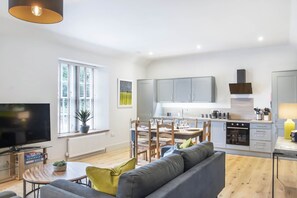 Three Bedroom Apartment | Vardagsrum | Smart-tv och streamingtjänster