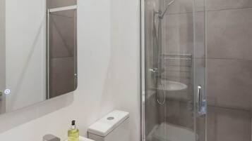 Three Bedroom Apartment | Bathroom | Shower, rainfall showerhead, towels