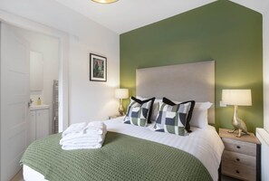 Three Bedroom Apartment | 高級寢具、熨斗/熨衣板、免費無線上網、床單