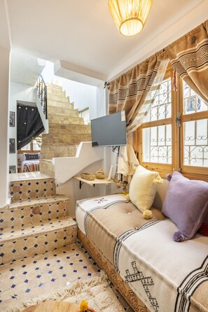 Hus | Oppholdsområde | En 42-tommers smart-TV med digitale kanaler