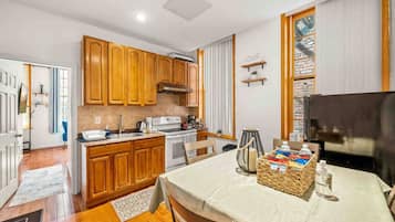 Kylskåp, mikrovågsugn, ugn och spishäll