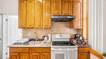 Kylskåp, mikrovågsugn, ugn och spishäll