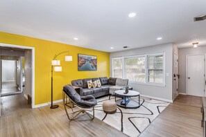 Living area - Sunflower State Oasis: King Bed, Spa & Entertainment for 9! (Wichita)