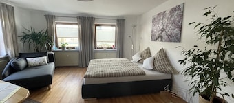 Gemütliche Ferienwohnung Direkt am Fahrrad- Wanderweg / 2 Gehminuten vom Badesee