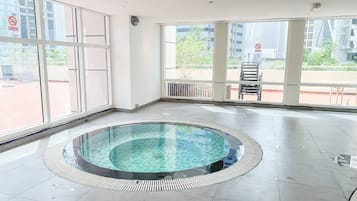 Piscina interna, salva-vidas no local