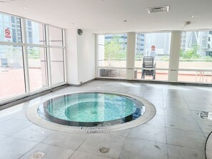 Piscine intérieure, maître nageur