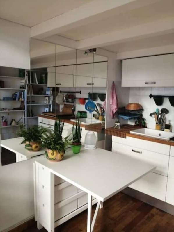 Fridge, oven, coffee/tea maker, cookware/dishes/utensils