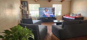 Smart TV, libros, oficina y monitor de computadora 