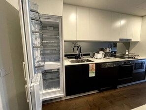 Kjøleskap, ovn, oppvaskmaskin og vannkoker