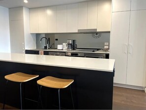 Réfrigérateur, four, lave-vaisselle, bouilloire électrique