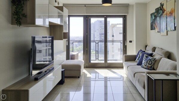 Appartamento (1 Bedroom) | Area soggiorno | Smart TV 55 pollici con canali via cavo, TV