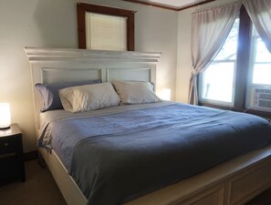 2 عدّة غرف نوم ومكواة/لوح كي وواي فاي وملاءات أسرّة