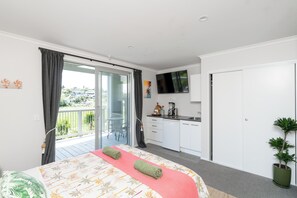 1 bedroom, free WiFi, bed sheets - Banana Bungalow: serenity, views, tropical setting (Raglan)